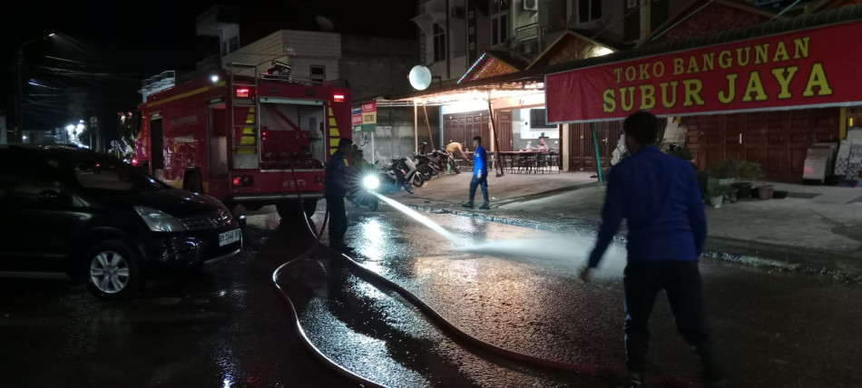 Satpol PP dan Damkar Kuansing Bersihkan Jalan di Pasar Bawah, Warga Apresiasi Respons Cepat