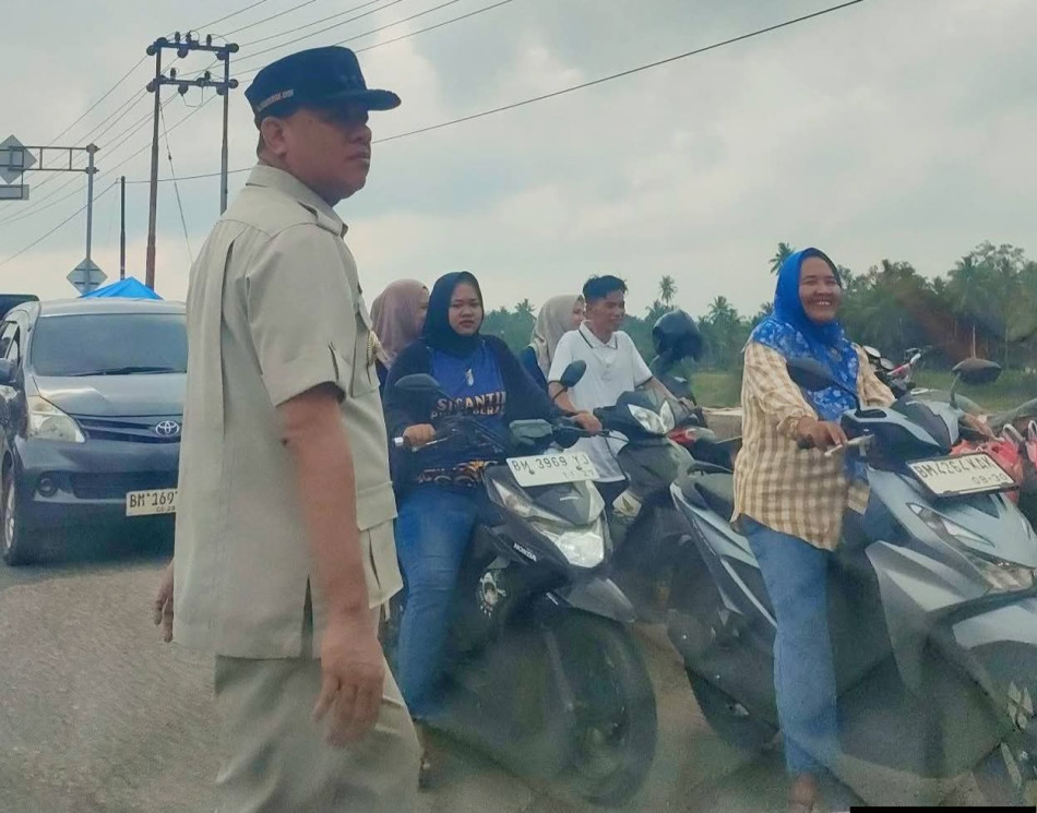 Bupati Kuansing Jadi Pak Ogah Dadakan, Kemacetan 1 Km di Pasar Benai Langsung Terurai