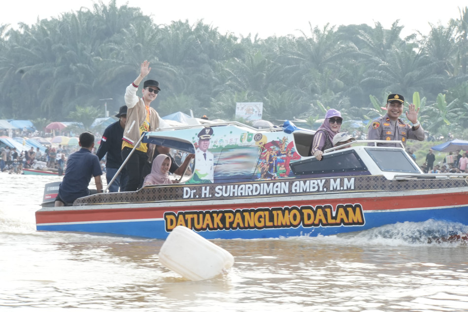 Pacu Jalur Lebaran di Pulau Panjang Membludak, Ribuan Warga Padati Tepian Datuak Panglimo Dalam