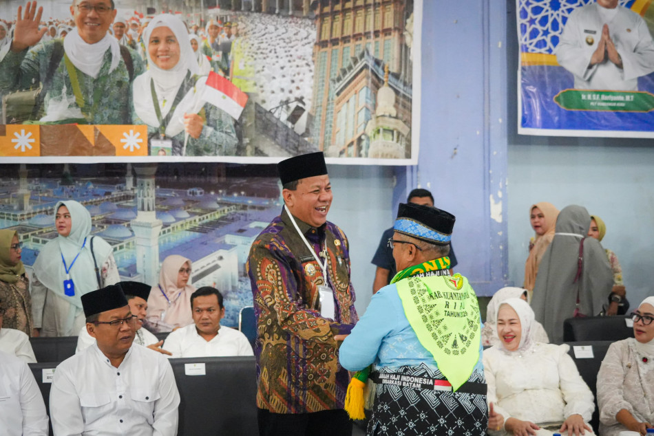 Suhardiman Amby Lepas 186 Jemaah Kuansing, Tangis dan Doa Iringi Keberangkatan