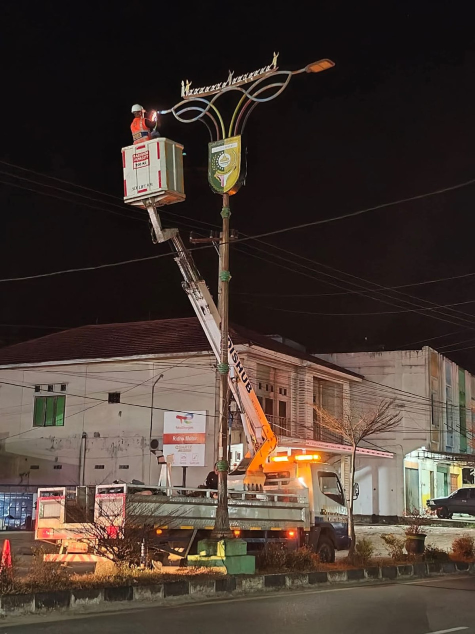Jelang MTQ Riau ke-44, Pemkab Kuansing Genjot Perbaikan Lampu Jalan di Teluk Kuantan