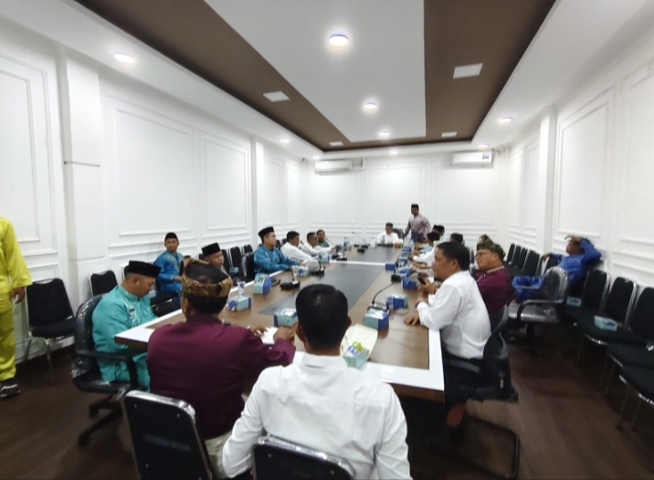 Kuansing Bersolek Sambut Tiga Agenda Besar, Camat Kuantan Tengah Ajak Warga Pasang Merah Putih