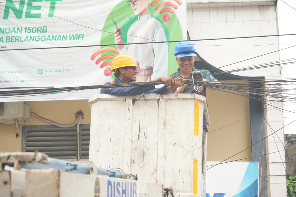 Keluhan Warga Berujung Penataan Kabel Semrawut di Teluk Kuantan