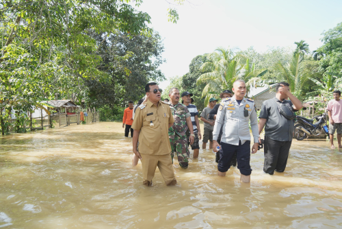 Usai Pimpin Rapat Evaluasi Pananganan Banjir, Bupati Tinjau Banjir Di 2  Kecamatan
