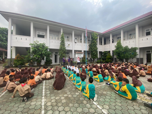 Kegiatan Literasi Bersama Mahasiswa KUKERTA UNRI Dalam Upaya Meningkatkan Minat Baca Siswa Sekolah Dasar