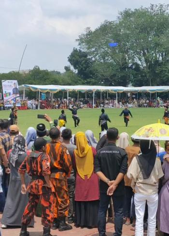 Pembukaan Festival Pacu Jalur Even Nasional, Tamu disuguhkan Permainan Tradisional Sepak Rago Tinggi